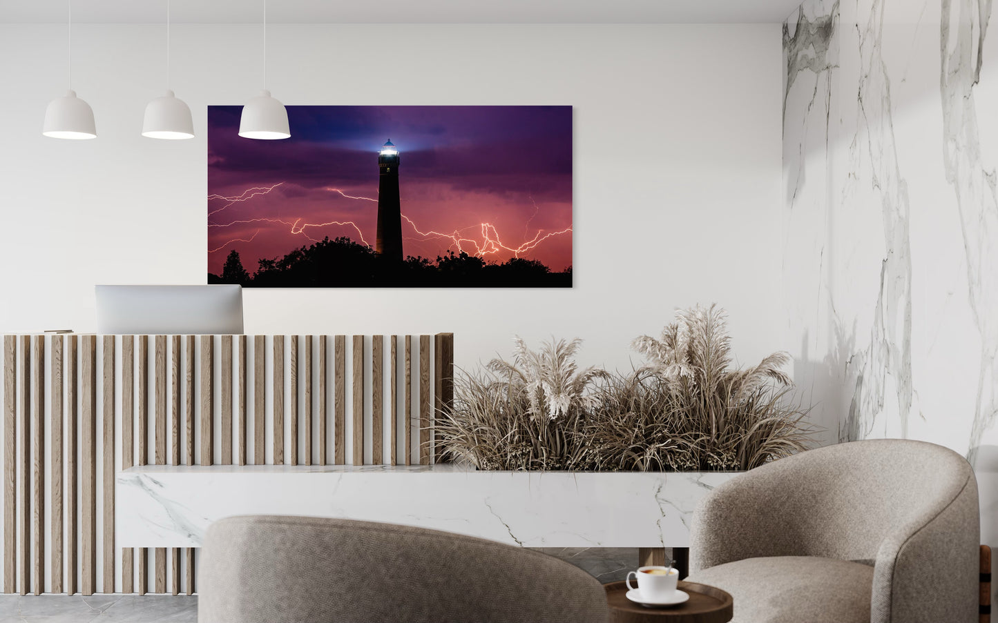 Der neue Leuchtturm mit Blitzen im Hintergrund - Insel Borkum ( 2019 )