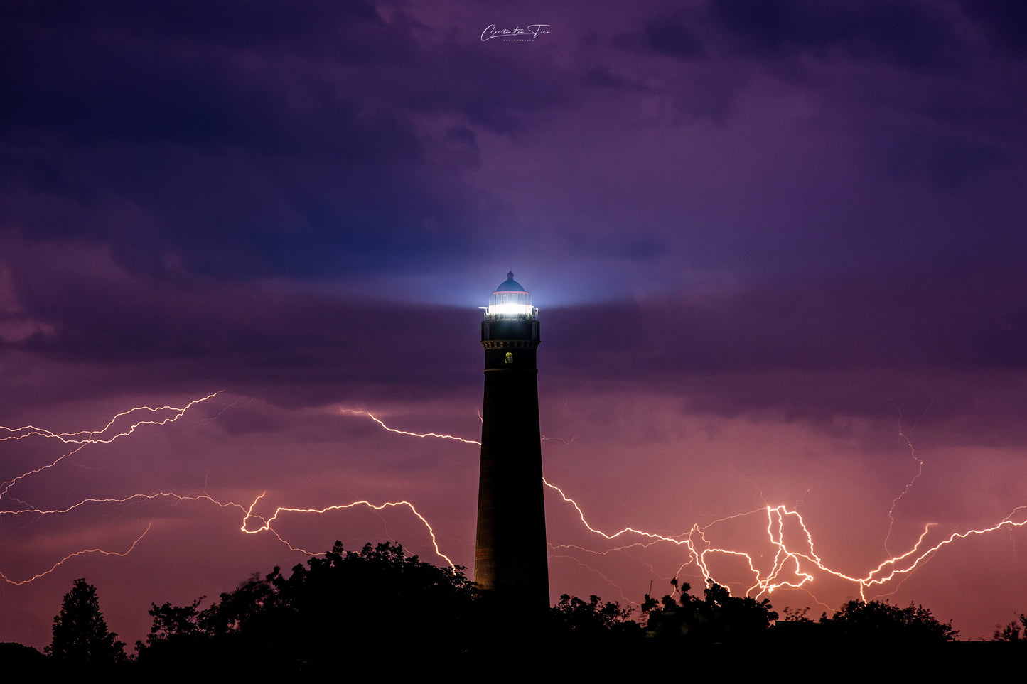 Der neue Leuchtturm mit Blitzen im Hintergrund - Insel Borkum ( 2019 )