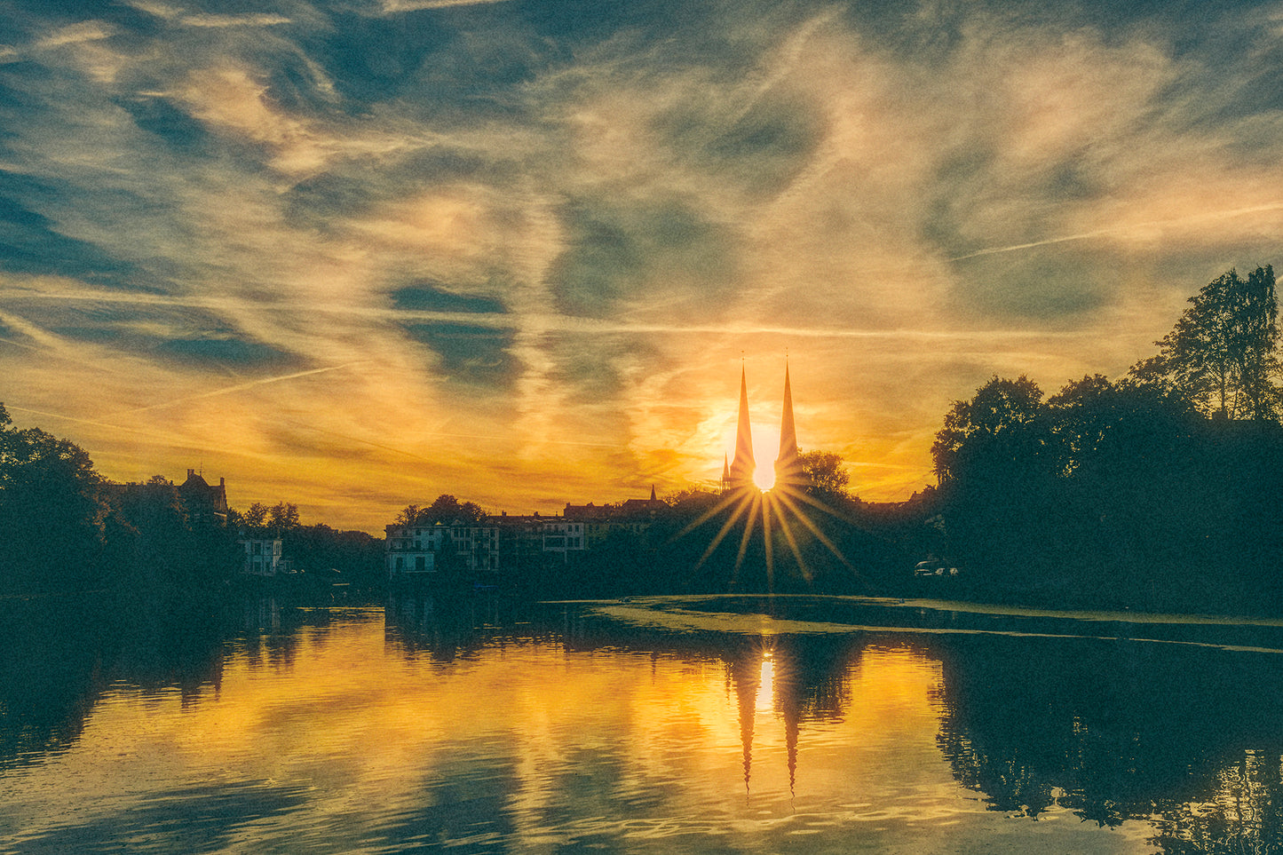 Licht zwischen den Türmen – Fine Art Fotografie aus Lübeck