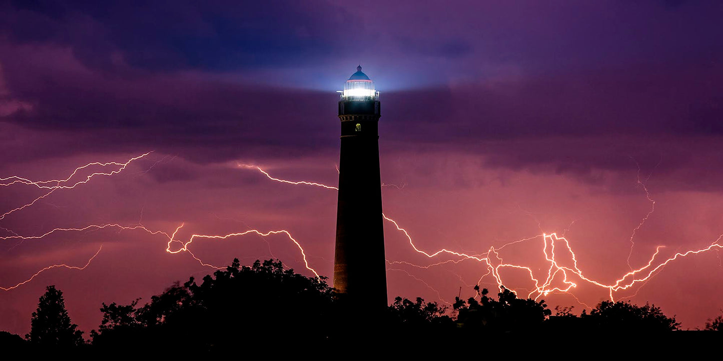 Der neue Leuchtturm mit Blitzen im Hintergrund - Insel Borkum ( 2019 )