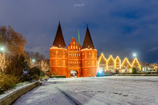 Lübeck - Holstentor - Im Licht der Winterferien ( Eine andere Perspektive )